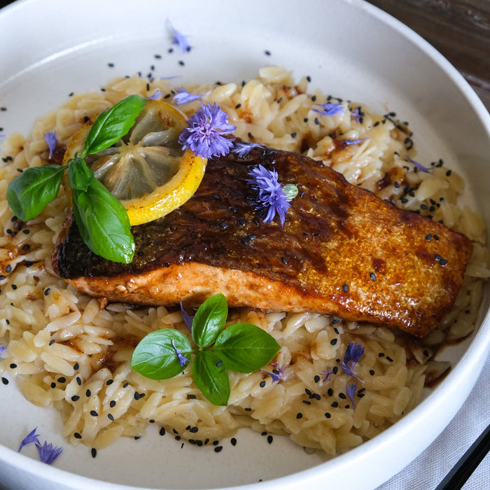 Sticky Honey Harrisa Lachs auf Zitronen Orzo