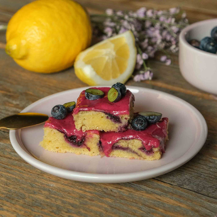 Saftiger Heidelbeer-Kuchen mit Zitronen-Heidelbeer-Glasur