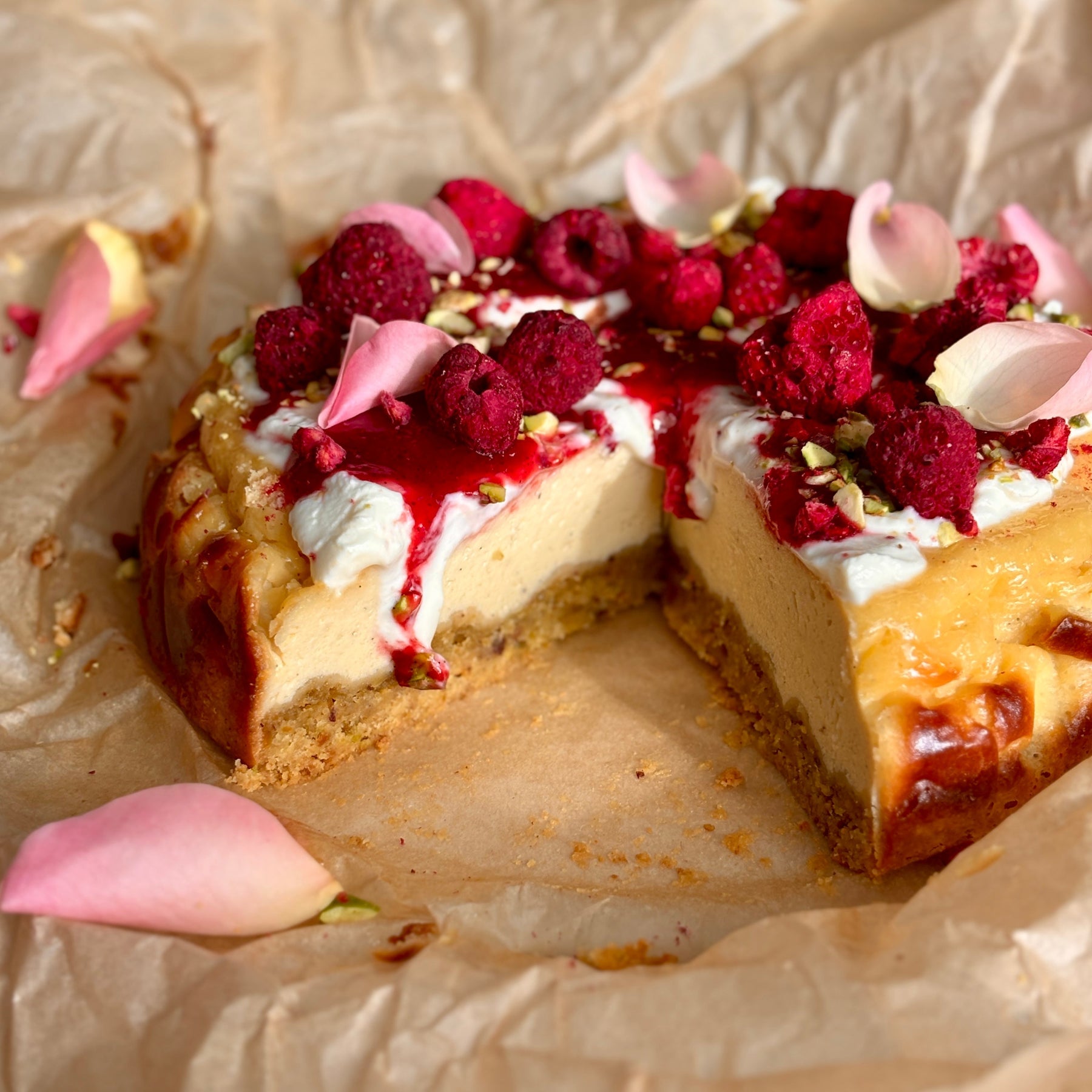 Himbeer-Cheesecake mit Pistazienboden