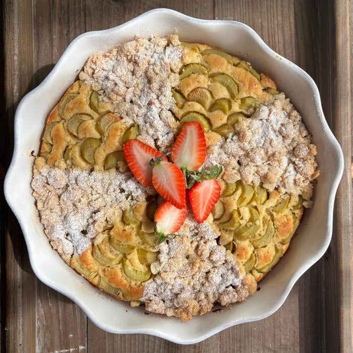 Rhabarber-Streusel-Kuchen mit dem Schablonen-Trick: Das perfekte Sommer-Muster