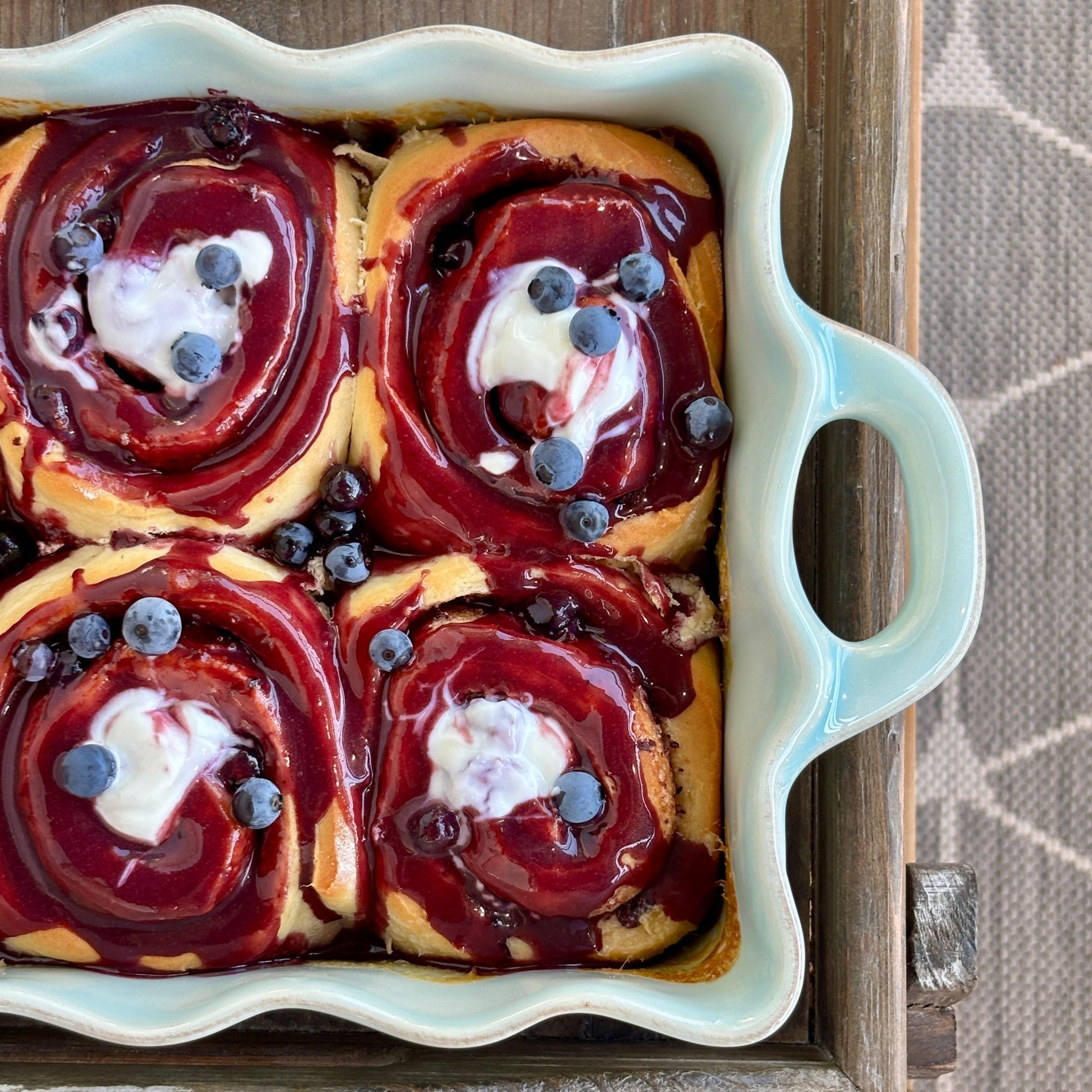 Lemon Blueberry Cinnamon Rolls mit samtigem Blaubeer-Curd