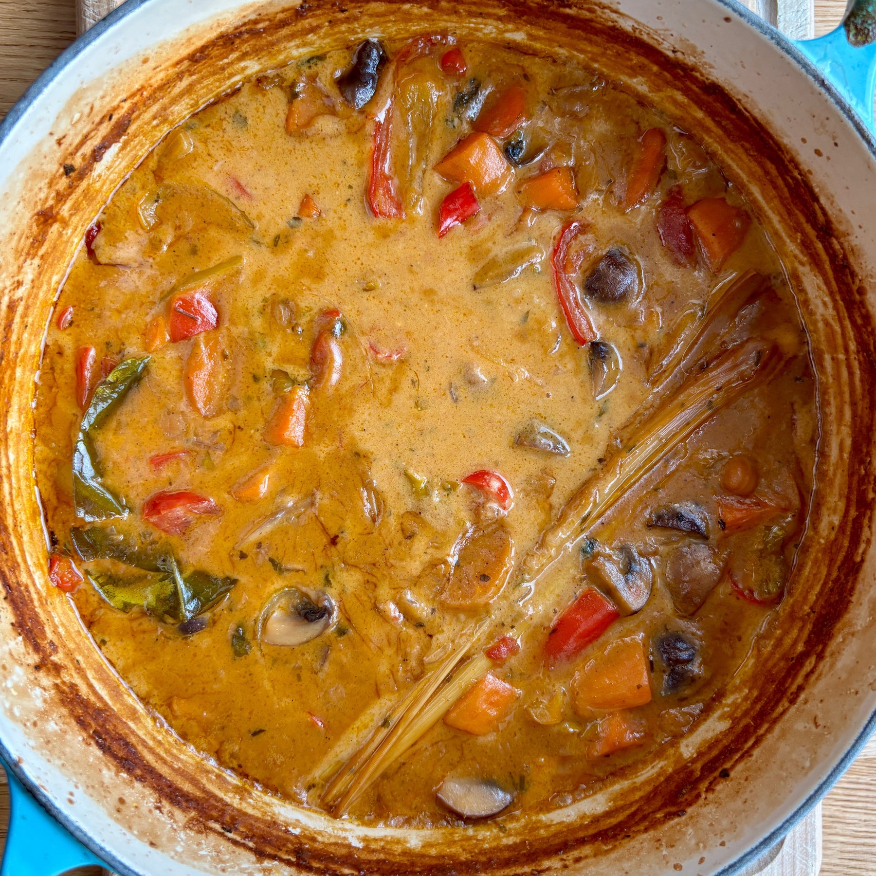 Tropisches Kokos-Curry mit Mango und Limettenfrische