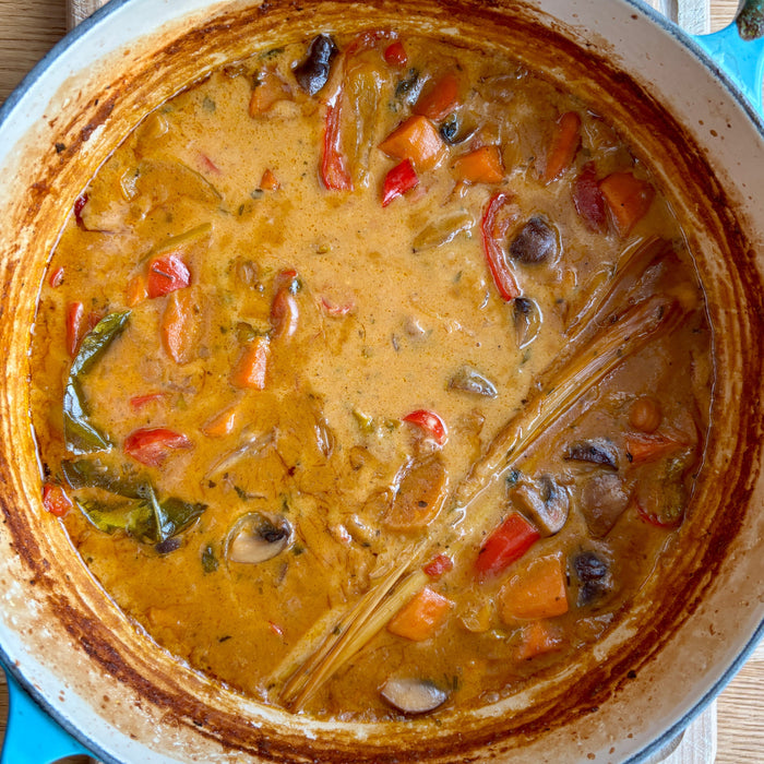 Tropisches Kokos-Curry mit Mango und Limettenfrische