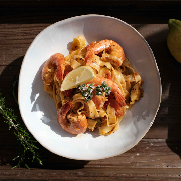 Pasta mit Garnelen in Pastaschüssel