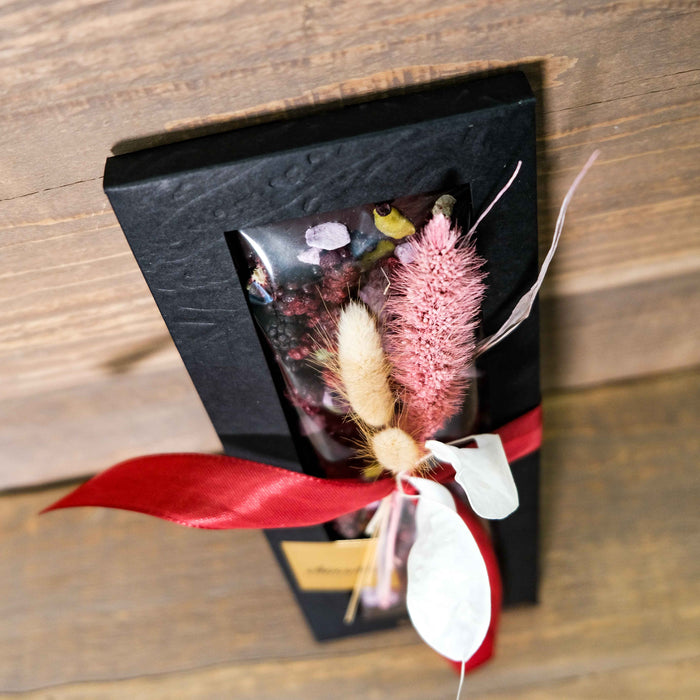 Feine ChocoMe "Entrée" Tafelschokolade mit Trockenblumen verziert